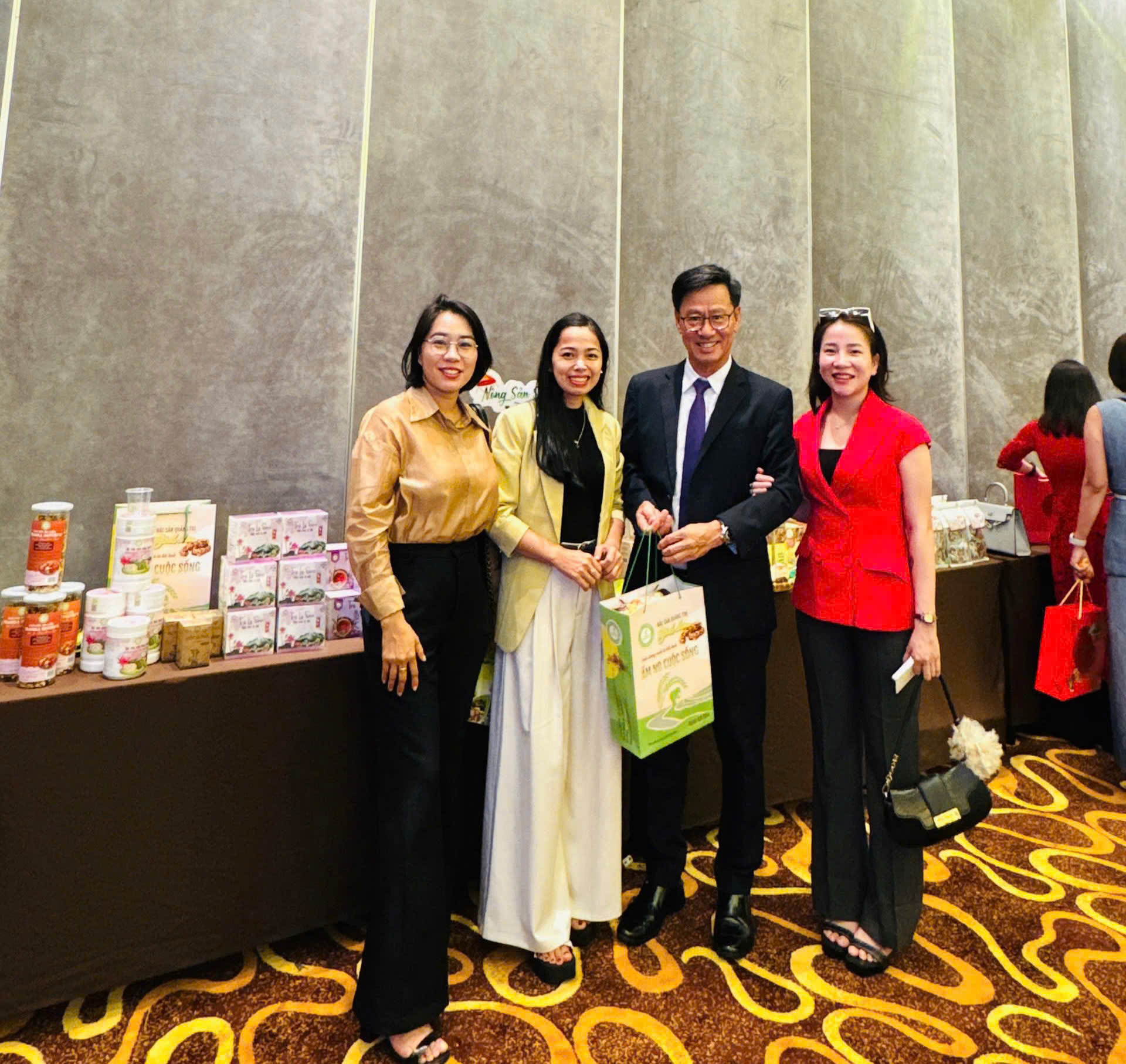 Đại biểu tham quan gian hàng trưng bày sản phẩm OCOP Quảng Trị trong khuôn khổ chương trình gặp mặt. 